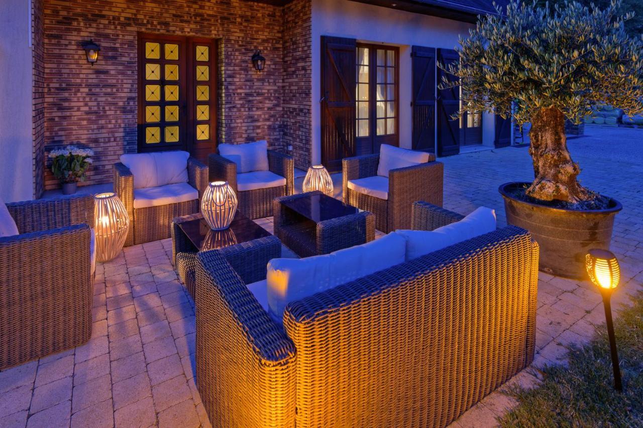 Le Clos Magedon Medan Exterior foto